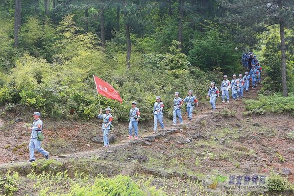 走红军路提精气神