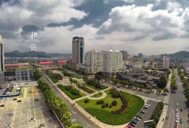 我从黄岩区行政大楼上空飞过