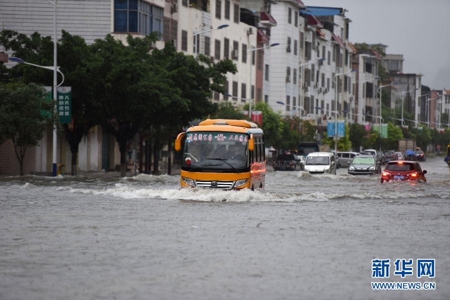 南方多地出现大暴雨
