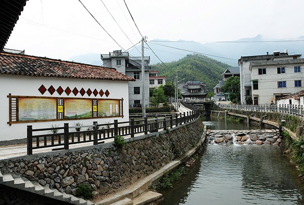 "前不久,潘光明在好川村走访时发现该村的青砖围栏建设很有特色,他