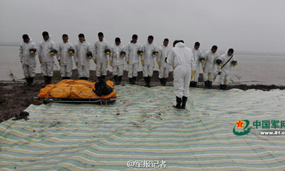 攝影師鏡頭中的中國海軍艦艇救援人員在