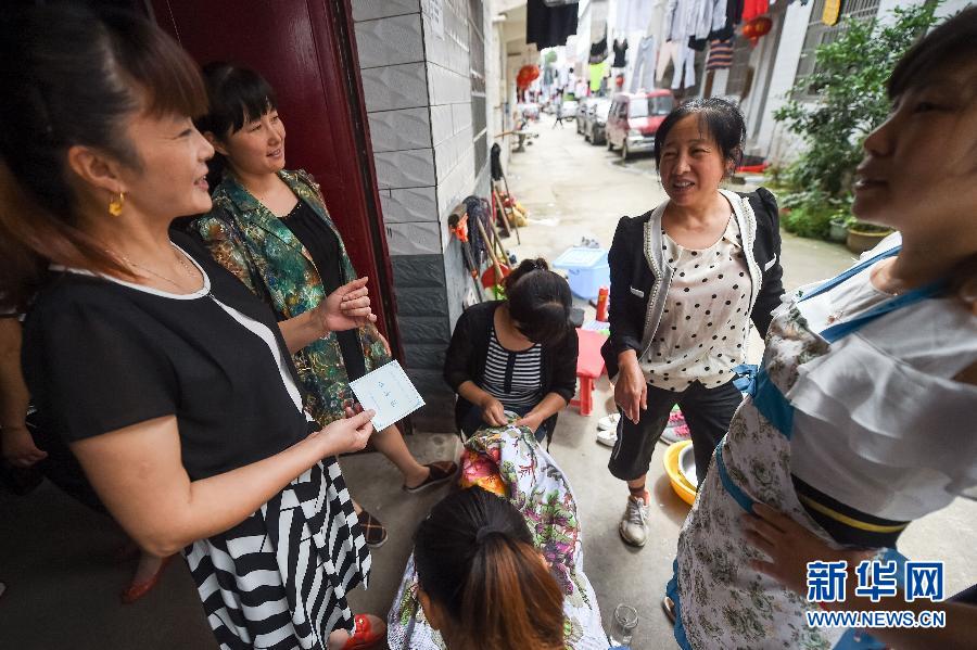 走近"高考镇"的陪读家长