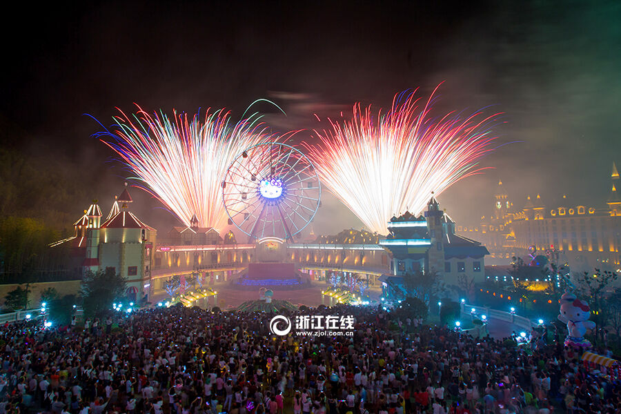 凯蒂猫烟火秀 人群密集!