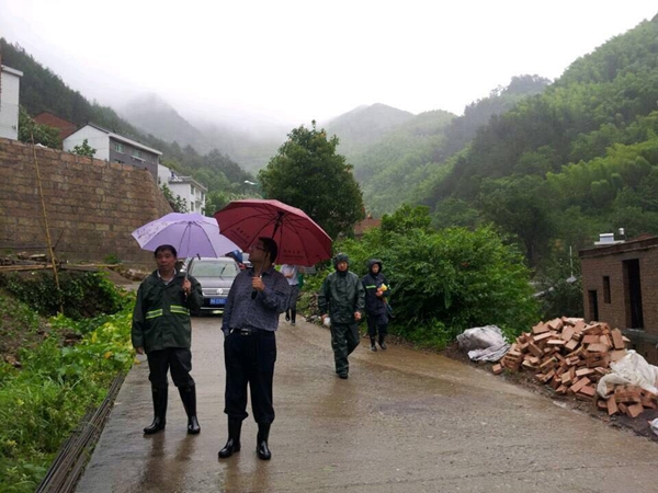 双峰乡西告村山体崩塌