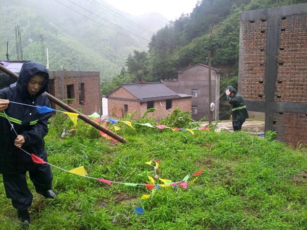 双峰乡西告村山体崩塌