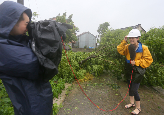 记者在抗御超强台风灿鸿第一线