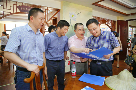 区委常委,宣传部部长黄人川与来客一起在南城街道山前村文化礼堂