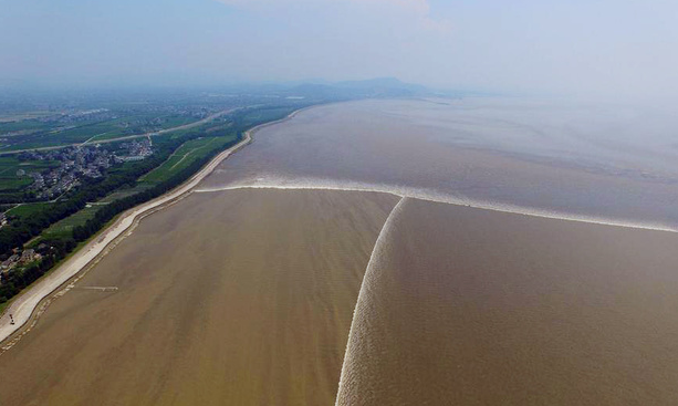 海宁丁桥新仓段钱塘江,空中俯瞰人字形交叉潮十分壮观.