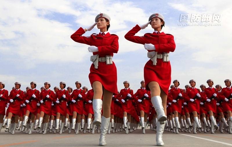 共和国女兵:阅兵场上最靓丽的风景线