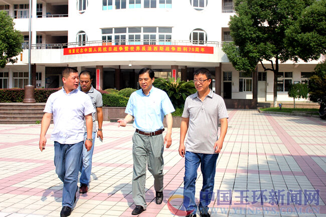 在楚门中学,吴柏青一行参观了学校教学楼,食堂,宿舍等设施环境,并就