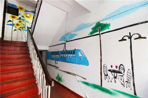 图片新闻  近日,记者看到双江社区玉兰新村21幢1单元的整个楼道被画满