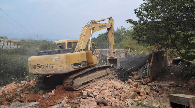 曹宅猪场拆除中