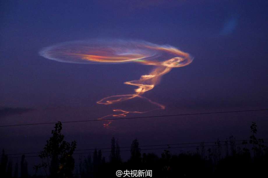 新疆天空出现巨型眼睛图片