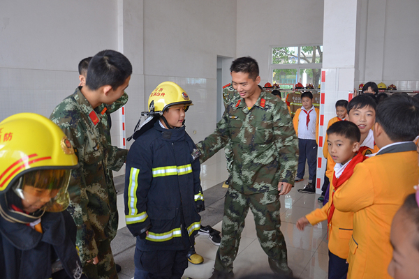 小学生走进消防队参观学习