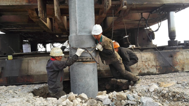 11月19日,杜橋鎮汙水處理廠一期項目建設現場,工人們正在對接最後