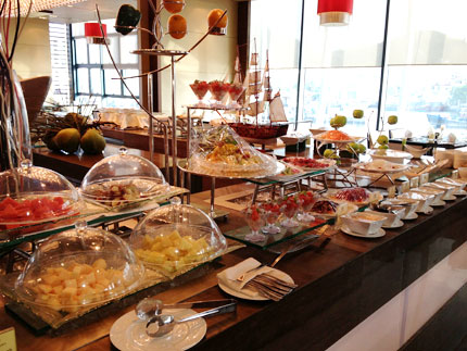 中国游客乘三峡邮轮拿光自助餐 外国夫妇投诉