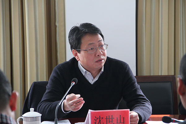 沈世山一行首先来到石练镇绿色生态农产品加工园区一期项目现场,该