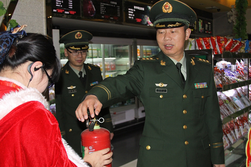 市公安局副局长徐志宏率队到吴兴开展"平安夜"零点夜查行动