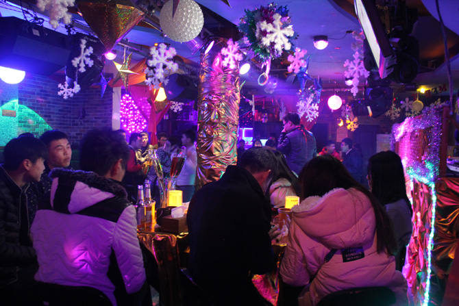 由嵊泗团县委举办的"reborn at last"跨年主题party在听海酒吧正式拉