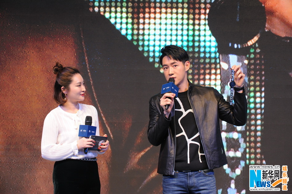 王鸥登台走秀玩公主抱 印小天郭晓冬搞怪不断