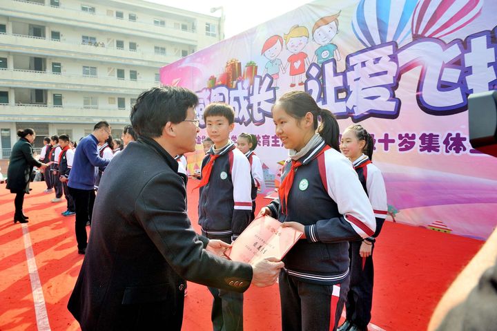 世瑜)12月30日下午,金华市南苑小学为全体四年级同学举行了"感恩成长