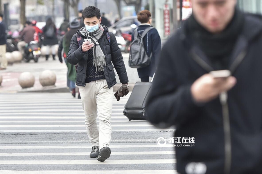 马路低头族图片