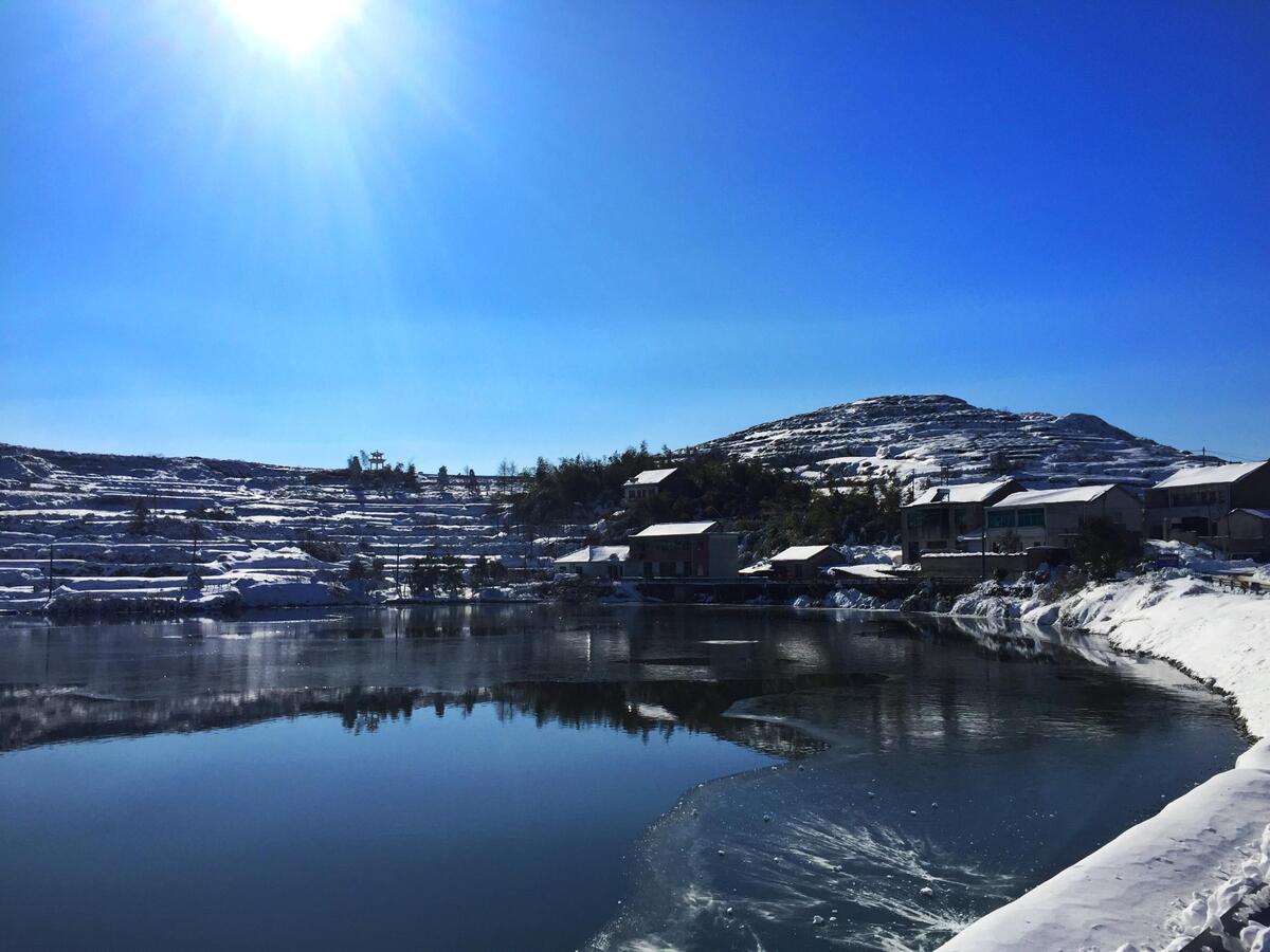 崇仁镇岭头山村积雪美景图