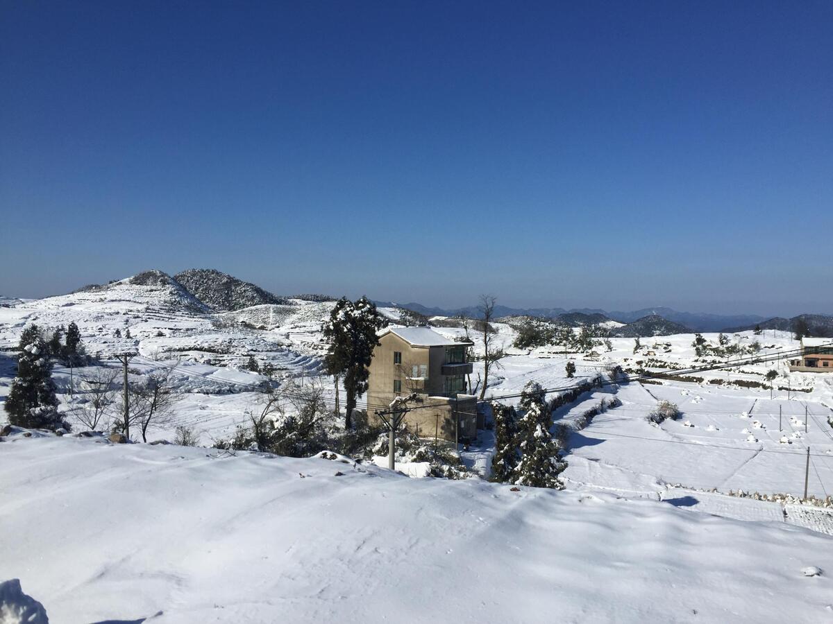 崇仁镇岭头山村积雪美景图