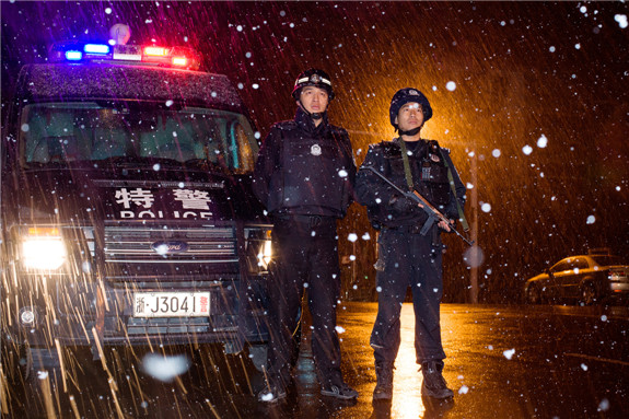 特警雪夜巡逻守护平安