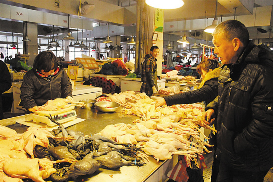 在路桥城区一家农贸市场的家禽摊位前,市民正在选购