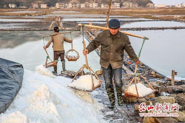 每年冬季,春季都是我县晒盐淡季,不过连日来,天气持续放晴,使得日晒盐
