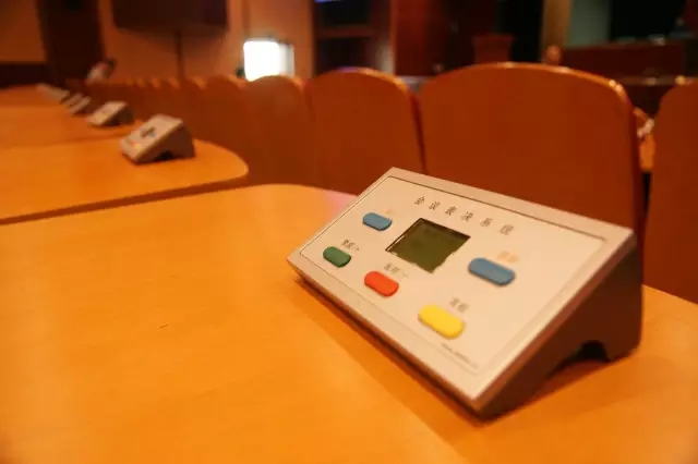 高大上!我县两会首次使用电子表决器