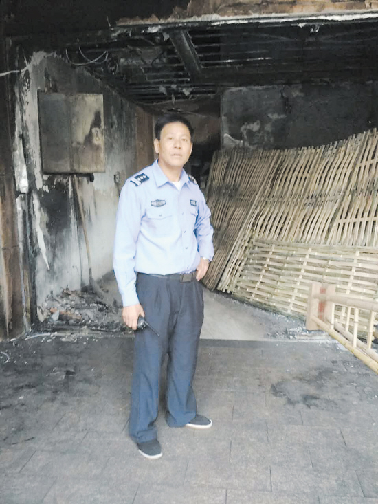 黄永宁在烧毁的大厅