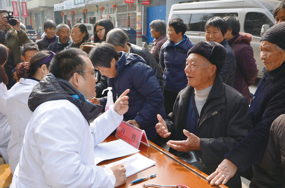 区中医院开展送医送药卫生下乡活动