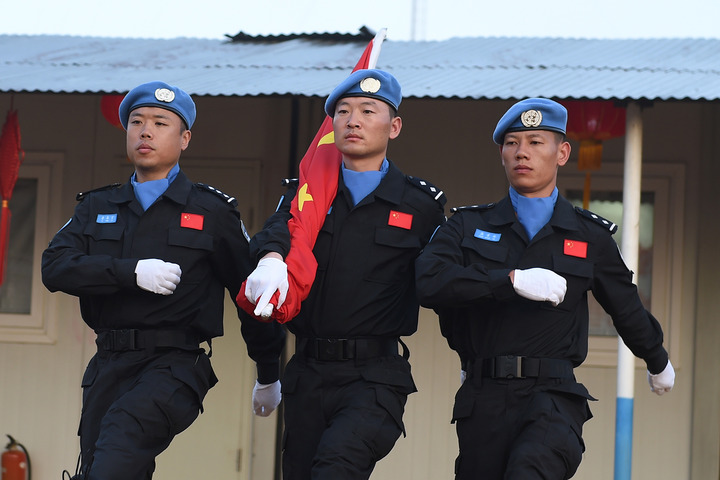 敬礼中国第四支驻利比里亚维和防暴队举行升旗仪式