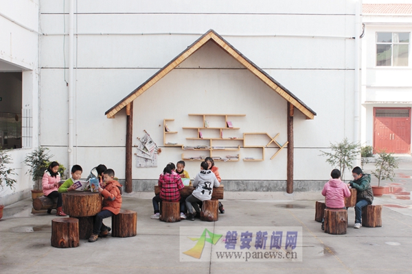 大盘小学室外书吧
