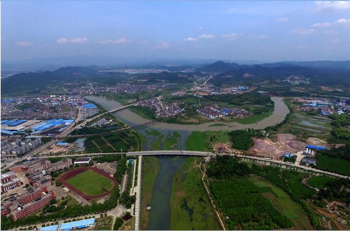 2016年4月12日,空中俯瞰武义县熟溪,永康江,武义江交汇处河滩湿地绿草