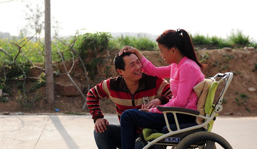 马小鹏也不再外出打工,跟着妻子学做网络兼                    伴