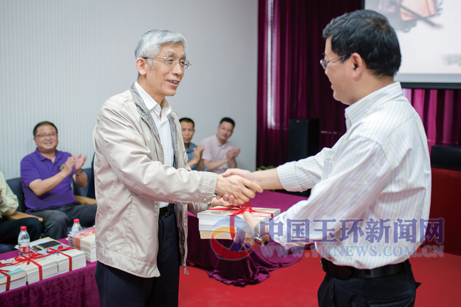 陈国平先生回乡赠书,座谈经济发展