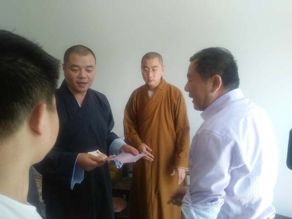 灵峰寺方丈慈满师一行到杭垓慰问胡和平夫妇-安吉新闻网