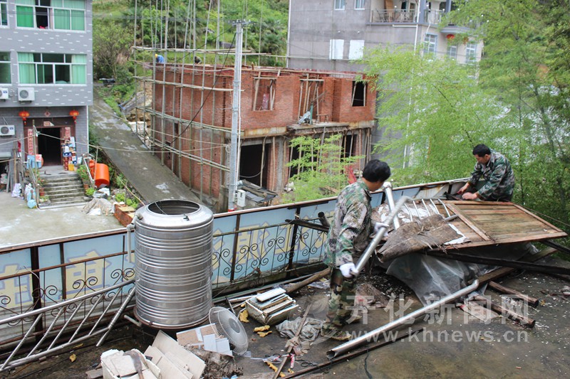 对周边店招,广告牌,乱堆乱放的建筑垃圾及露天厕所进行集中整治