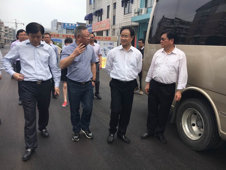 黄岩区副区长屠荣彪介绍黄岩打通断头路情况.