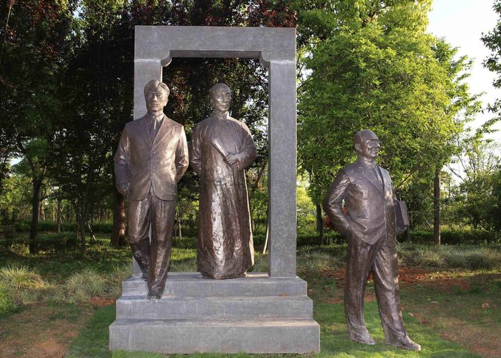 金华五百滩公园名人雕塑群中的何氏三杰. 葛跃进 摄