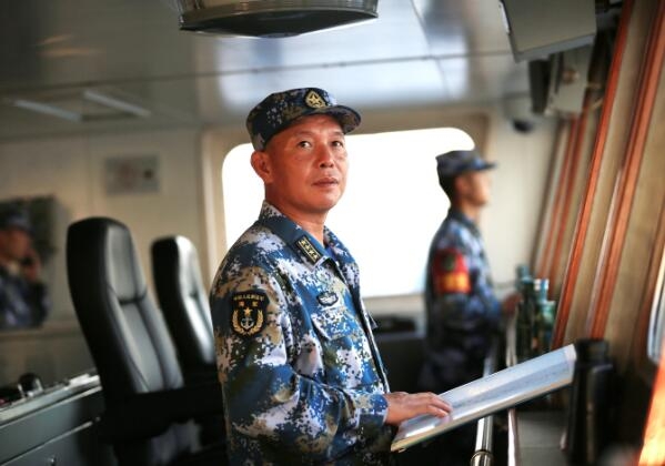 潘志强在驾驶室指挥若定 代宗锋摄