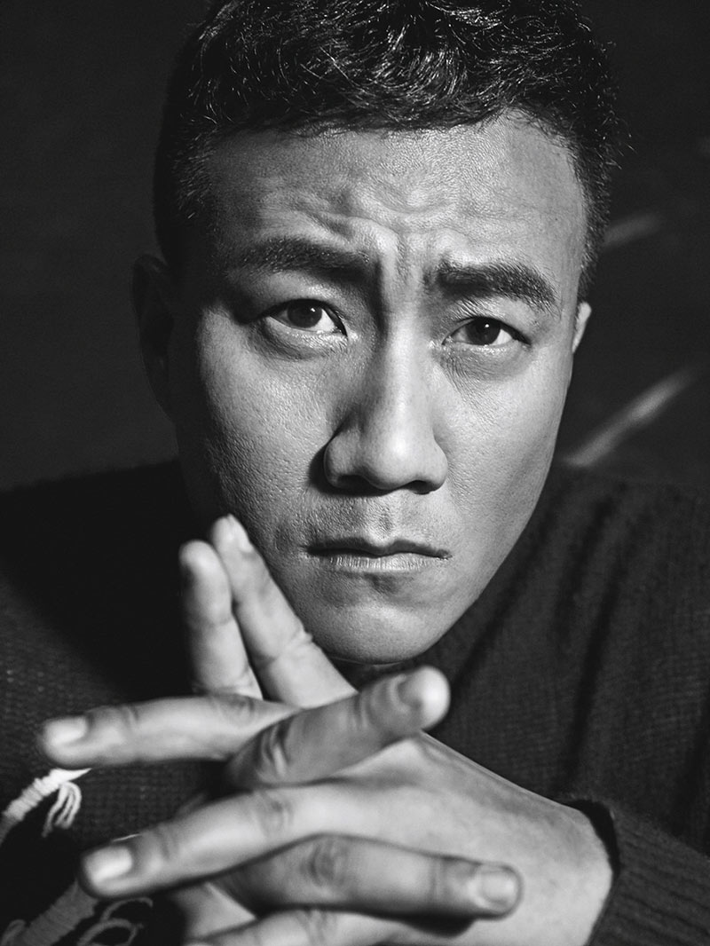 胡军连登三本杂志封面展荷尔蒙绅士霸气一面