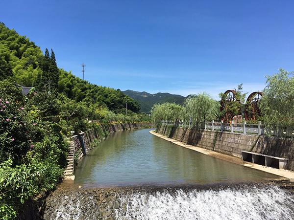 烈日焦烤着大地,万物似乎都少了些往日的生机,而走进三溪乡后吴村却似