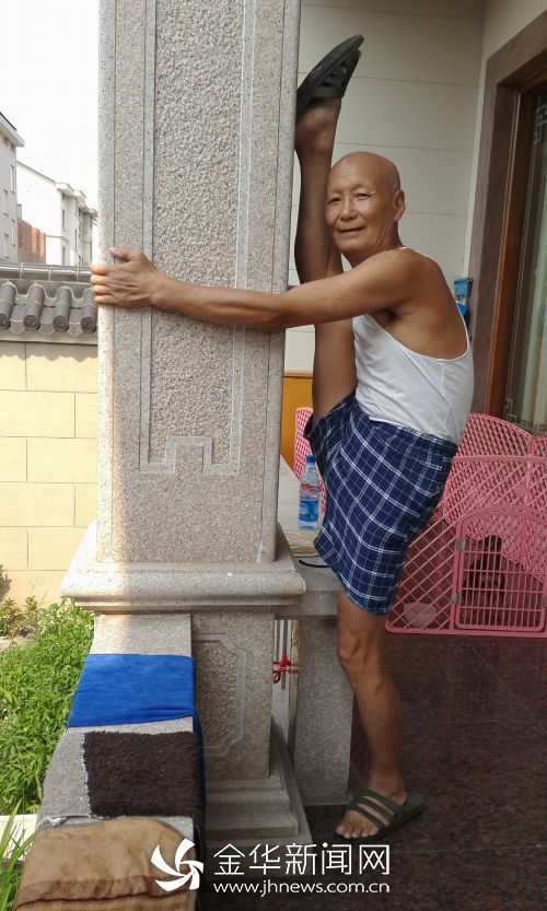 75岁老人拉筋养生 劈叉,下腰样样行