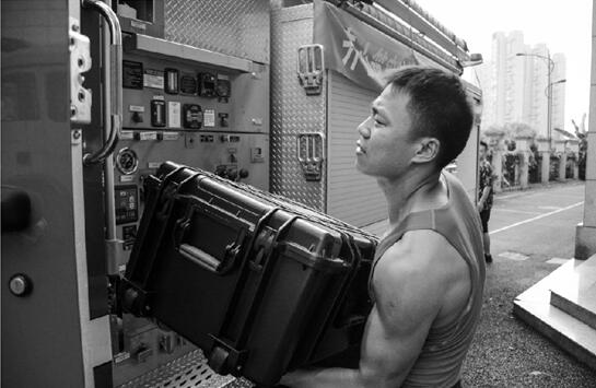 "飞跃哥"孙中文:手把手教战士技能,铸就火场王牌军