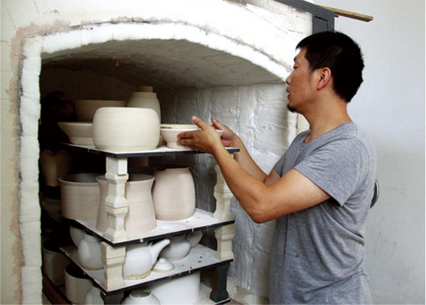 《留住老手艺里的乡愁》系列报道之八:素手抟泥胚——湖南人刘爱武