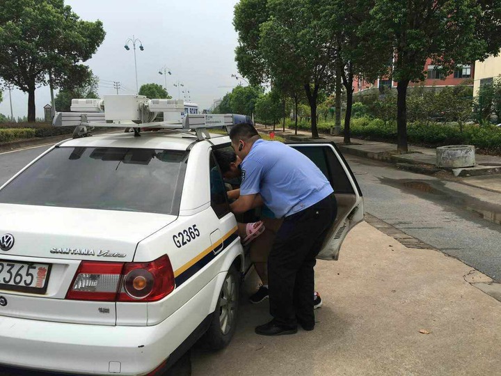 點贊好民警!孕婦路邊臨盆 巡邏警車秒變救護車